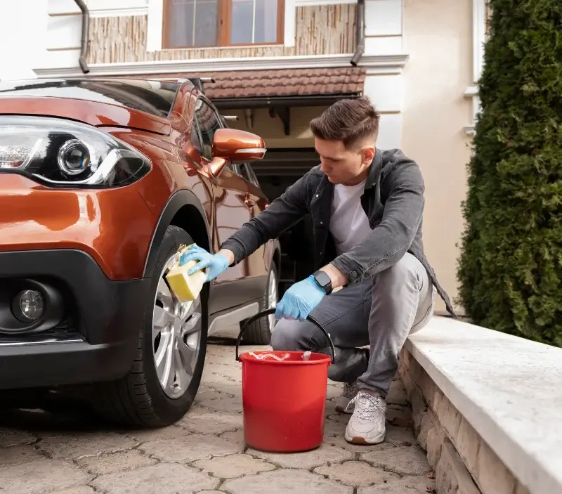 Lavage auto à domicile Plouezoc'h : professionnel intervenant sur un véhicule